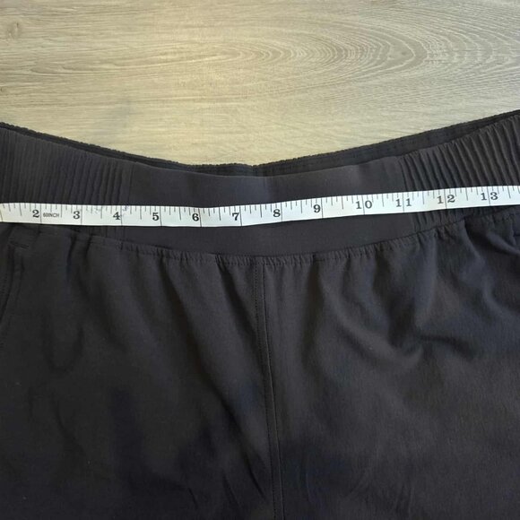 Lululemon Stretch Woven Mid-Rise Bermuda Short 9" Sz M Black - Picture 3 of 6